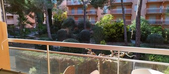 Air-conditioned apartment 3 minutes' walk from the beach and shops