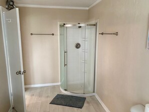 Combined shower/bathtub, towels - House on intercoastal with lighted fishing pier (Matagorda)