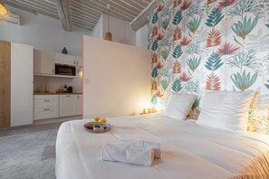1 habitación, tabla de planchar con plancha y ropa de cama 