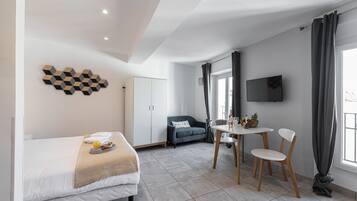 Een strijkplank/strijkijzer, beddengoed