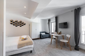 Iron/ironing board, bed sheets