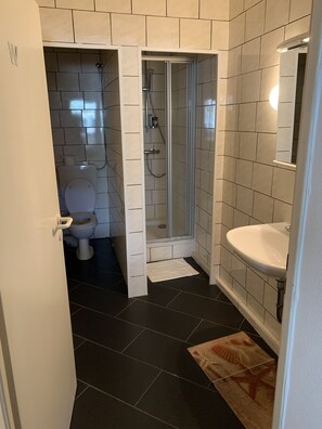Comfort-Apartment | Badezimmer | Dusche, Hydromassagedusche, Haartrockner, Seife