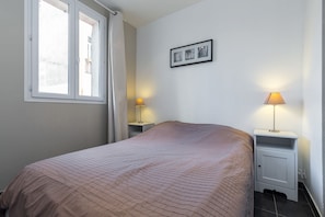 2 chambres, fer et planche à repasser, draps fournis