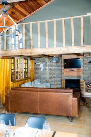 Interior - Rustic Luxury Farm Cabin located in Hwedza - 2031 (Wedza)