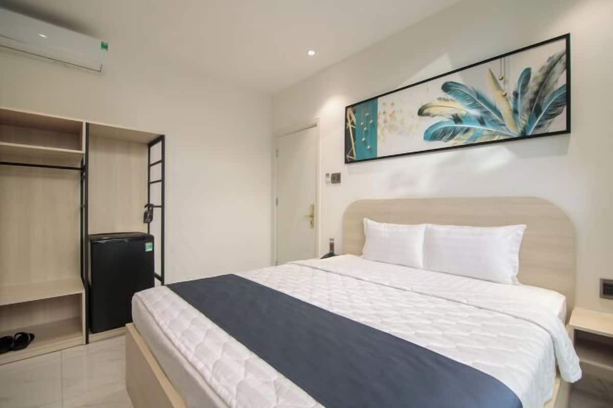 Escritorio, wifi gratis y ropa de cama