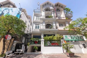 A hotel with a reception area, a signboard, and a gated entrance. - Bin Bin Hotel 8 - Near Sunrise City (Ho Chi Minh City)