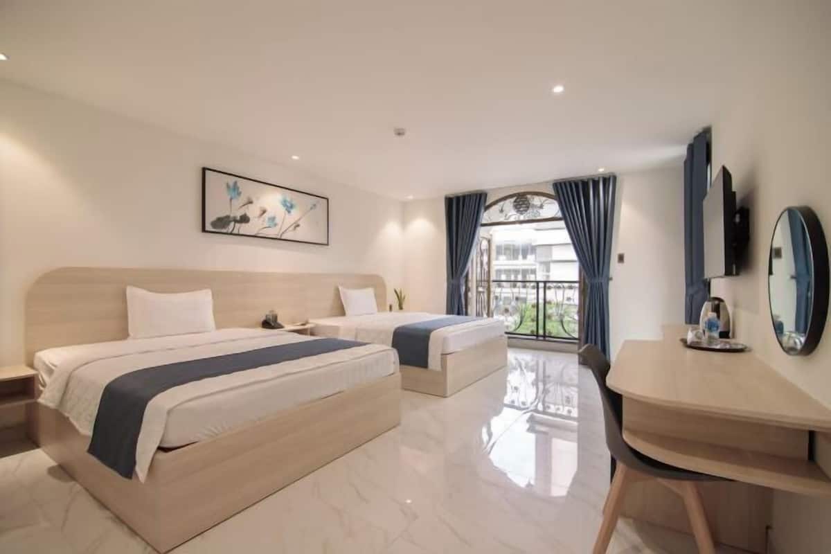 Escritorio, wifi gratis y ropa de cama