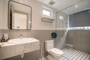 Bathroom - Bin Bin Hotel 8 - Near Sunrise City (Ho Chi Minh City)