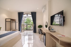 Desk, free WiFi, bed sheets - Bin Bin Hotel 8 - Near Sunrise City (Ho Chi Minh City)