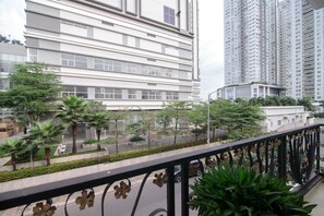 Terrace/patio - Bin Bin Hotel 8 - Near Sunrise City (Ho Chi Minh City)