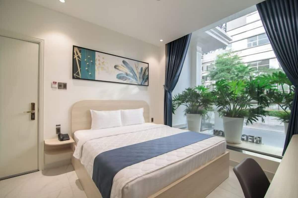 Escritorio, wifi gratis y ropa de cama