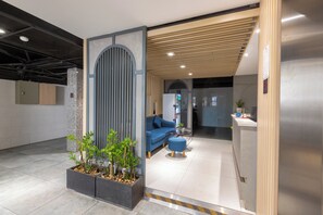 Reception - Bin Bin Hotel 8 - Near Sunrise City (Ho Chi Minh City)