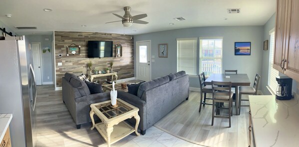 Smart TV, video games, books - Hackberry Hideaway III (Hackberry)