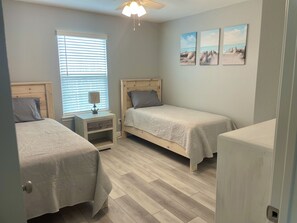 3 bedrooms, free WiFi, bed sheets - Hackberry Hideaway III (Hackberry)