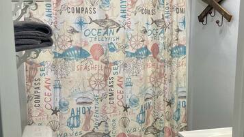 تجهيزات دش، مناشف، صابون، شامبو