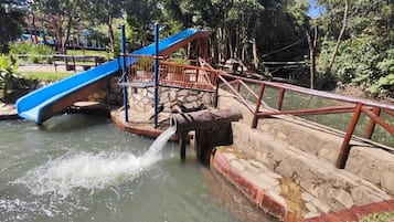 4 piscinas al aire libre, cabañas de piscina gratuitas, tumbonas