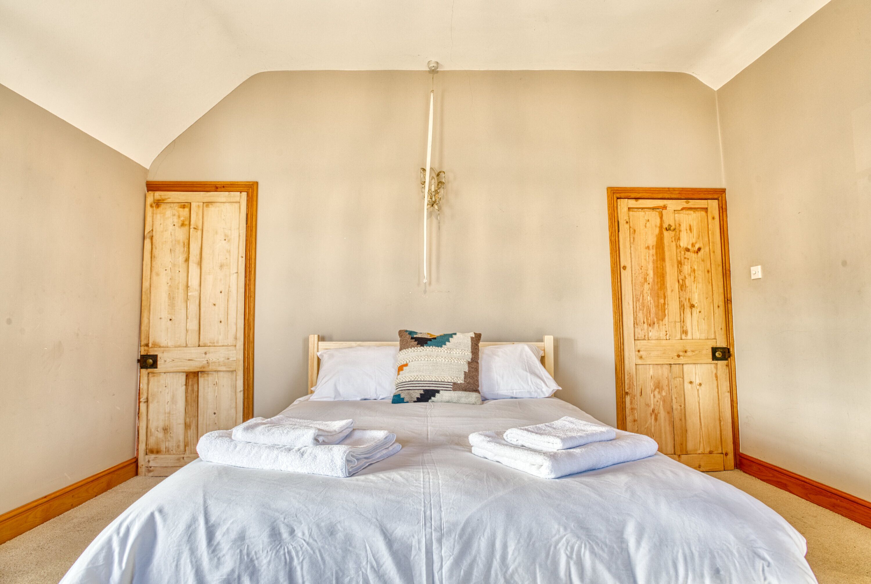 4 bedrooms, iron/ironing board, free WiFi, bed sheets