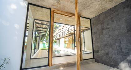 Open Living Style Home 1Km From Beach