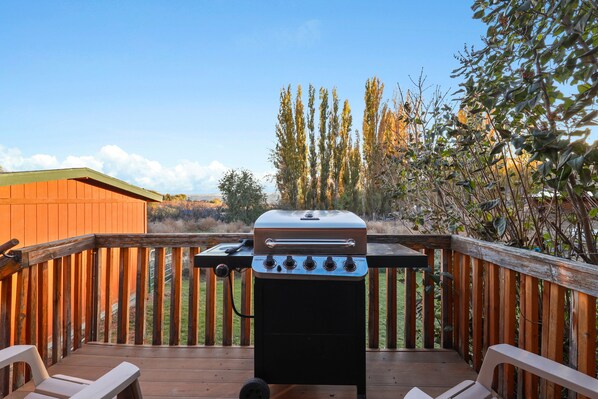 Property grounds - The Cub, Cozy Home on acreage - tranquil yet minutes from town. (Yakima)