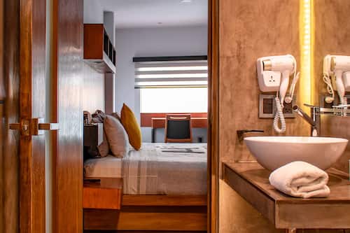 Suite ejecutiva | Baño | Regadera, regadera tipo lluvia, secadora de cabello, toallas