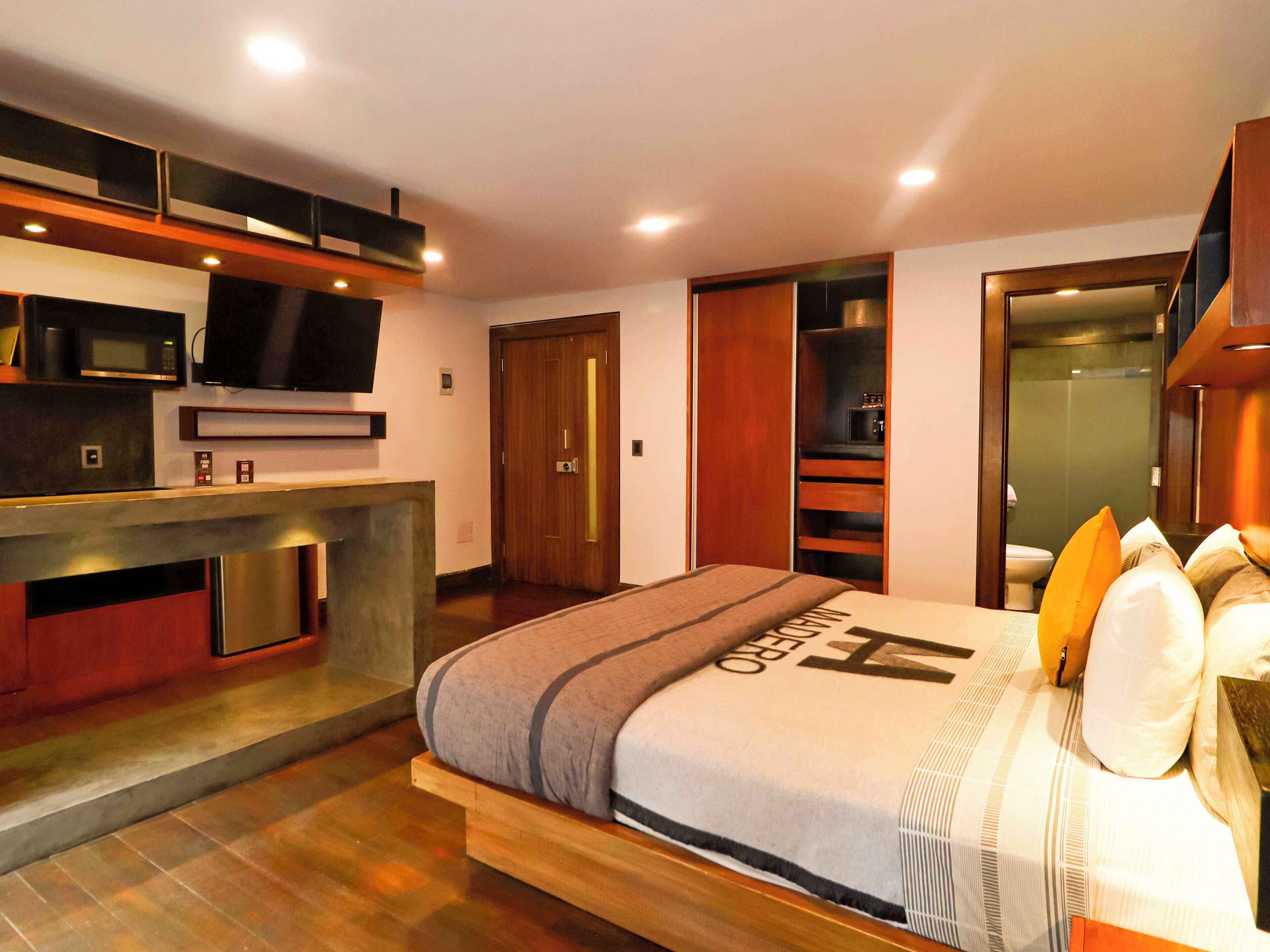 行政套房 | 客房内保险箱、办公桌、免费 WiFi、床单