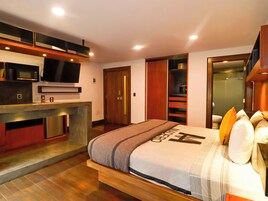 Executive Suite | Peti besi dalam bilik, meja, Wi-fi percuma, cadar katil