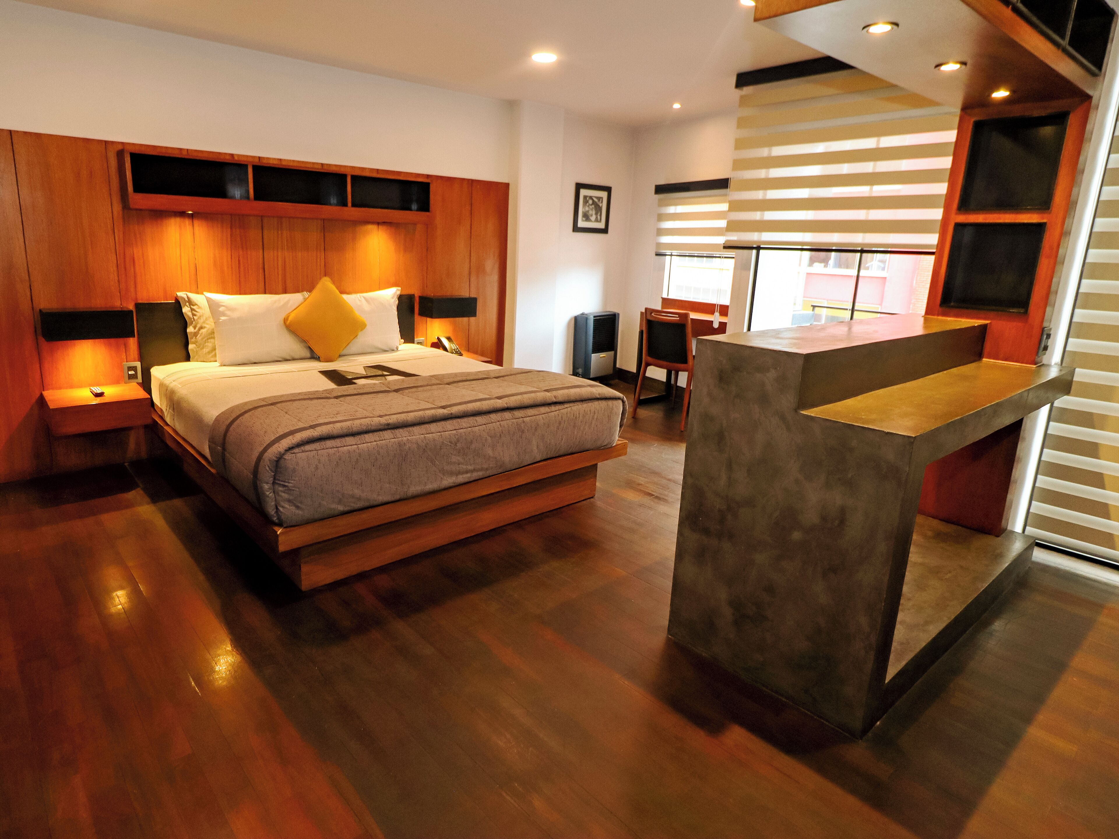 行政套房 | 客房内保险箱、办公桌、免费 WiFi、床单