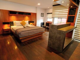 Executive Suite | Peti besi dalam bilik, meja, Wi-fi percuma, cadar katil