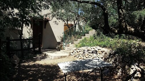 Recent house with private swimming pool, quality services.