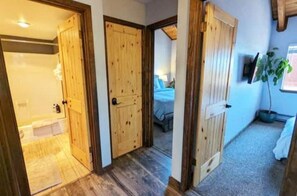 3 camere, una scrivania, ferro/asse da stiro, culla da viaggio