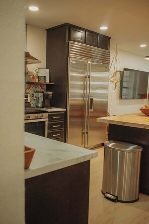 Geladeira, micro-ondas, fogão, cooktop