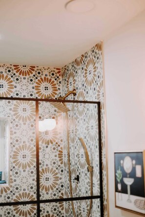 Regadera, secadora de cabello, toallas, jabón 