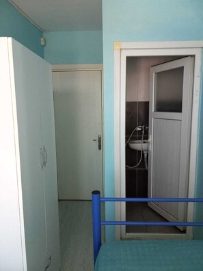 Laptop workspace, free WiFi, bed sheets - Golden Halich Hostel (Istanbul)