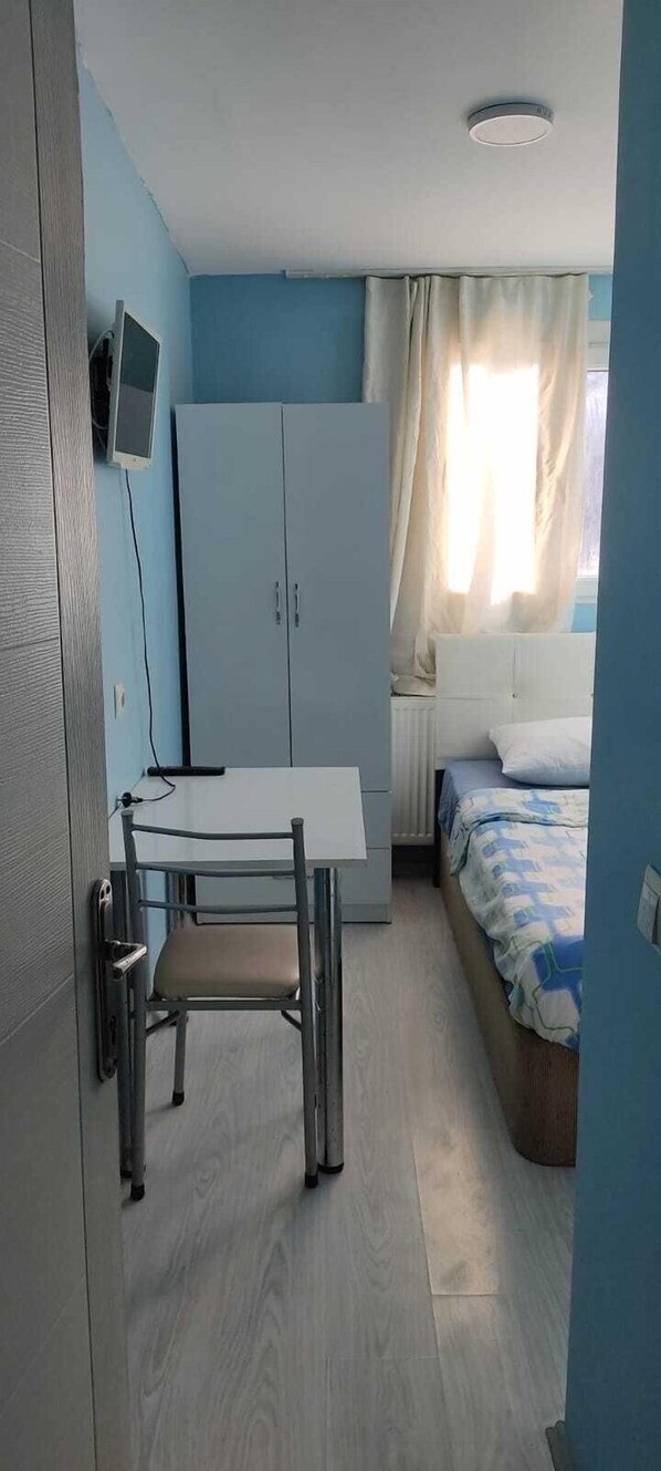 Ruang kerja ramah laptop, Wi-Fi gratis, dan seprai linen