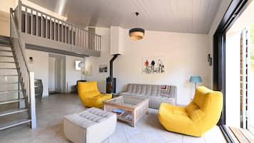 Een televisie, een dvd-speler, tafelvoetbal en boeken