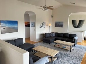 Smart TV, chimenea, libros y oficina 