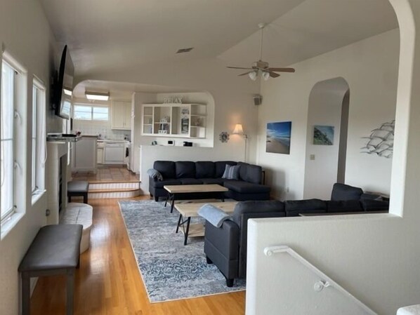 Smart TV, chimenea, libros y oficina 