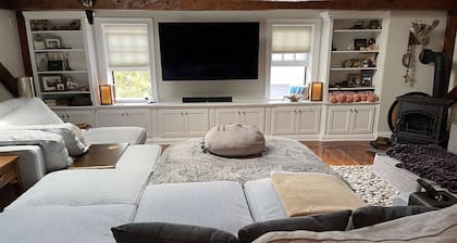 200 yr old Historic Farmhouse in Walkable City Neighborhood - 35 min to Saratoga