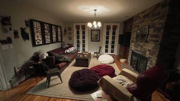 智能电视、壁炉、书、影片库