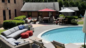 Una piscina al aire libre, una piscina climatizada