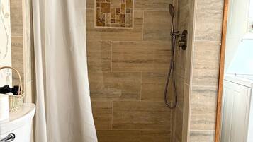 Ensemble baignoire-douche, séchoir à cheveux, serviettes fournies
