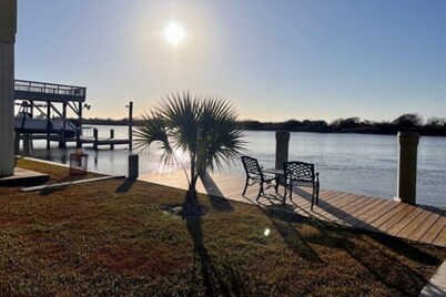 Waterfront Cabin with lighted fishing pier