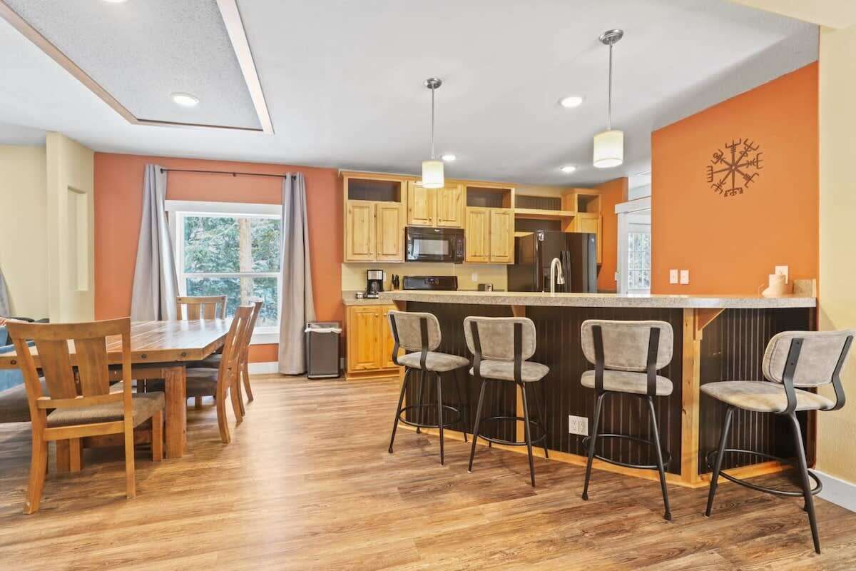 3BR Modern Mountain Home w/Hot Tub!
