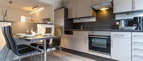 Frigorífico, horno, placa de cocina y lavavajillas