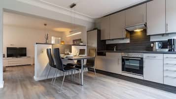 Een koelkast, een oven, een kookplaat, een vaatwasser