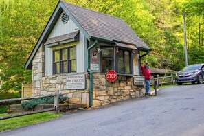 Exterior - Serenity Now |Screen Porch | Fire Pit | Sleeps 6 (Deep Gap)