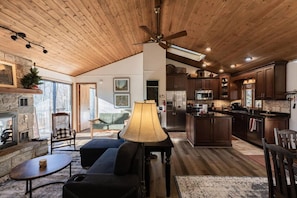 TV, caminetto, lettore DVD, libri