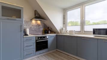 Kühlschrank, Mikrowelle, Ofen, Herdplatte