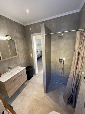 Een douche, een haardroger, handdoeken