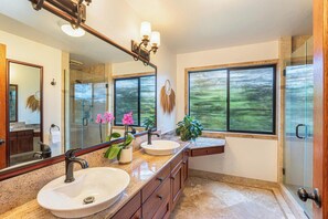 Combined shower/tub - Privacy in Princeville with Pool, Ocean & Mountain (Princeville)